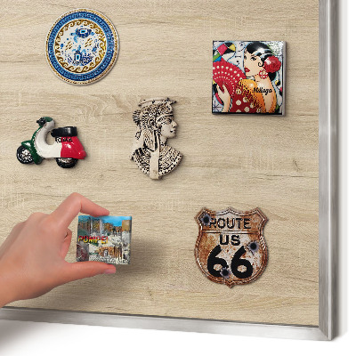 Magneetbord voor souvenir magneten met zilveren lijst Houten achtergrond