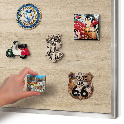 Magneetbord voor souvenir magneten met zilveren lijst Houten achtergrond