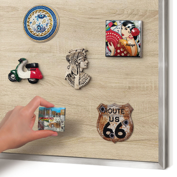 Magneetbord voor souvenir magneten met zilveren lijst Houten achtergrond