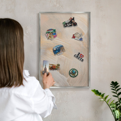 Decoratief metalen magneetbord in een zilveren lijst Elegante abstractie