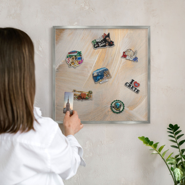 Decoratief metalen magneetbord in een zilveren lijst Elegante abstractie