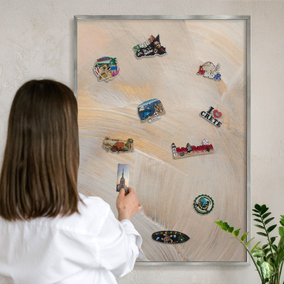 Decoratief metalen magneetbord in een zilveren lijst Elegante abstractie