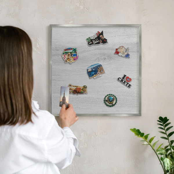 Magneetbord voor souvenir magneten met zilveren lijst Houten constructie