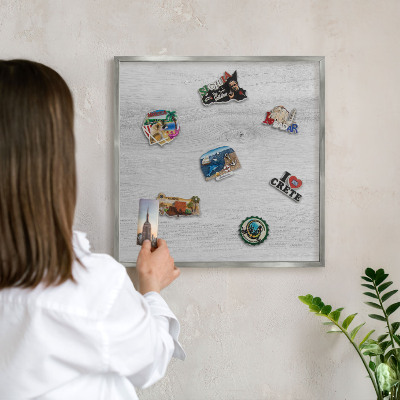 Magneetbord voor souvenir magneten met zilveren lijst Houten constructie