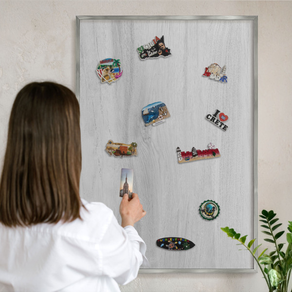Magneetbord voor souvenir magneten met zilveren lijst Houten constructie