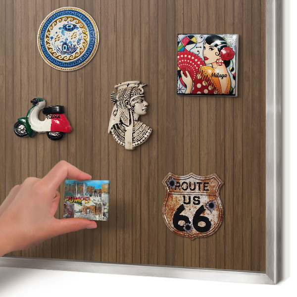 Decoratief metalen magneetbord in een zilveren lijst Houten achtergrond