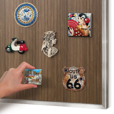 Decoratief metalen magneetbord in een zilveren lijst Houten achtergrond