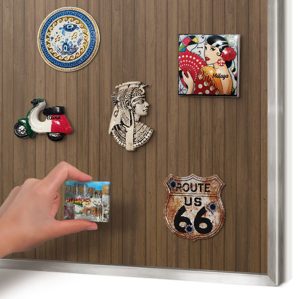 Decoratief metalen magneetbord in een zilveren lijst Houten achtergrond