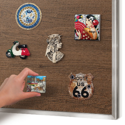 Decoratief metalen magneetbord in een zilveren lijst Houtstructuur