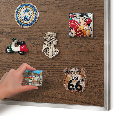 Decoratief metalen magneetbord in een zilveren lijst Houtstructuur