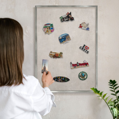 Decoratief metalen magneetbord in een zilveren lijst Grijze elegantie