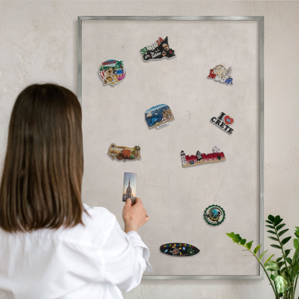 Decoratief metalen magneetbord in een zilveren lijst Grijze elegantie