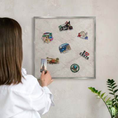 Decoratief metalen magneetbord in een zilveren lijst Natuurlijke elegantie