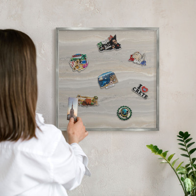 Magneetbord voor souvenir magneten met zilveren lijst Marmertextuur