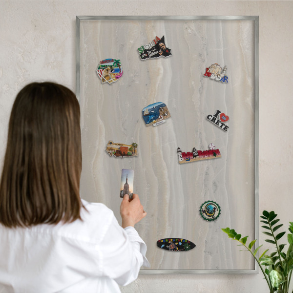 Magneetbord voor souvenir magneten met zilveren lijst Marmertextuur