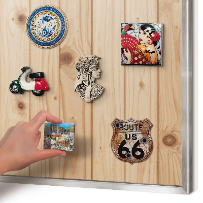 Magneetbord voor souvenir magneten met zilveren lijst Houten patroon