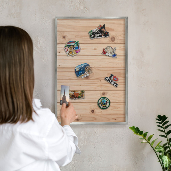 Magneetbord voor souvenir magneten met zilveren lijst Houten patroon