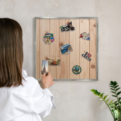 Magneetbord voor souvenir magneten met zilveren lijst Houten patroon