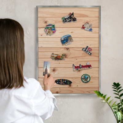 Magneetbord voor souvenir magneten met zilveren lijst Houten patroon