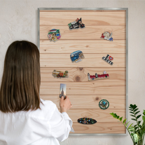 Magneetbord voor souvenir magneten met zilveren lijst Houten patroon