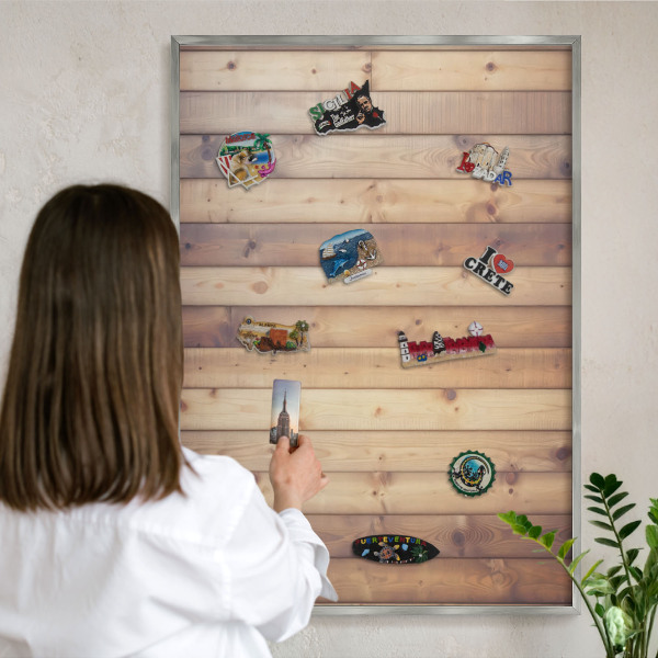 Decoratief metalen magneetbord in een zilveren lijst Houten planken