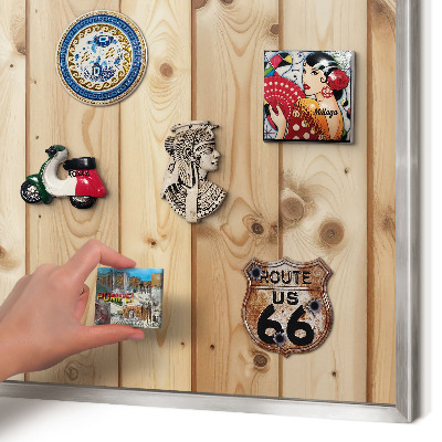 Magneetbord voor souvenir magneten met zilveren lijst Houten planken