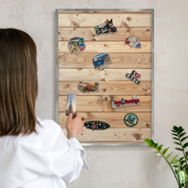 Magneetbord voor souvenir magneten met zilveren lijst Houten planken