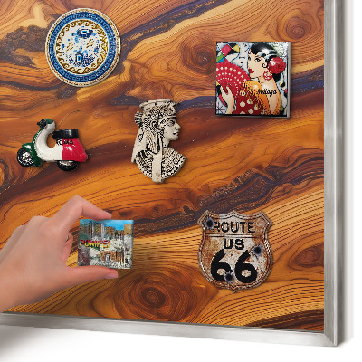 Decoratief metalen magneetbord in een zilveren lijst Houten ringen