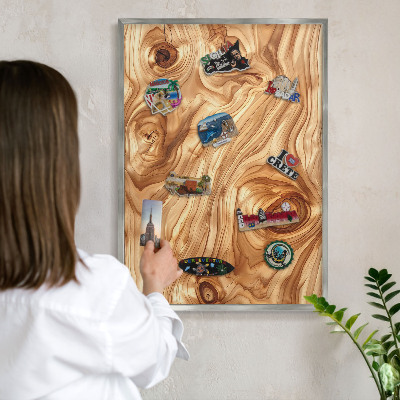 Magneetbord voor souvenir magneten met zilveren lijst Houtstructuur