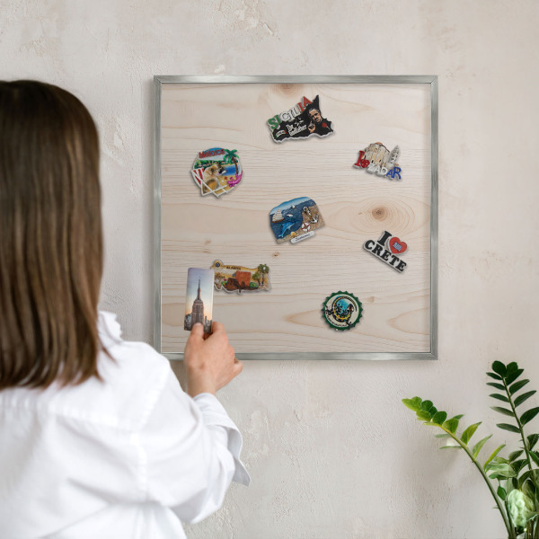 Decoratief metalen magneetbord in een zilveren lijst Houten patroon