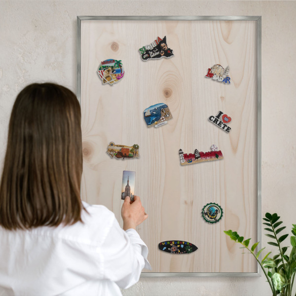 Decoratief metalen magneetbord in een zilveren lijst Houten patroon