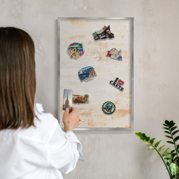 Decoratief metalen magneetbord in een zilveren lijst Roestige textuur