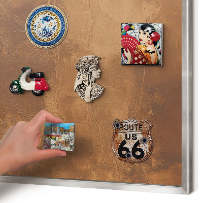 Magneetbord voor souvenir magneten met zilveren lijst Bruine textuur