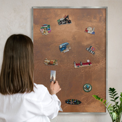 Magneetbord voor souvenir magneten met zilveren lijst Bruine textuur