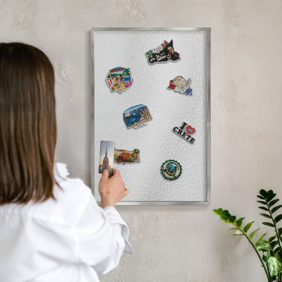 Decoratief metalen magneetbord in een zilveren lijst Elegante textuur