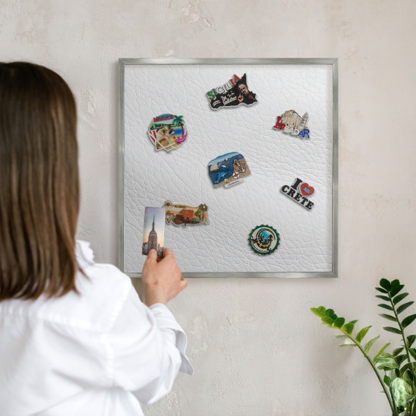 Decoratief metalen magneetbord in een zilveren lijst Elegante textuur
