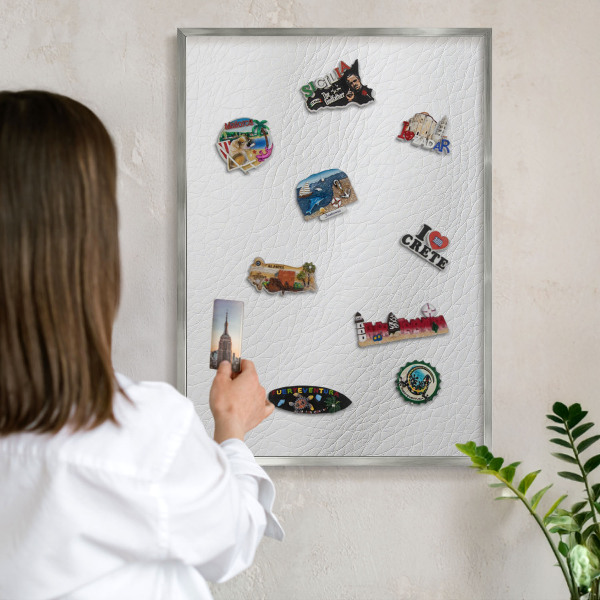 Decoratief metalen magneetbord in een zilveren lijst Elegante textuur