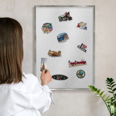 Decoratief metalen magneetbord in een zilveren lijst Elegante textuur