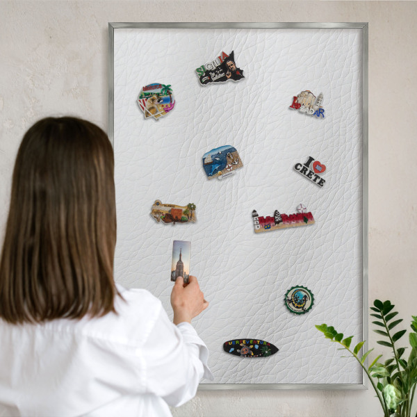Decoratief metalen magneetbord in een zilveren lijst Elegante textuur