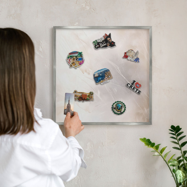 Decoratief metalen magneetbord in een zilveren lijst Zachte lichtheid