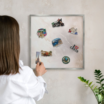 Decoratief metalen magneetbord in een zilveren lijst Zachte lichtheid