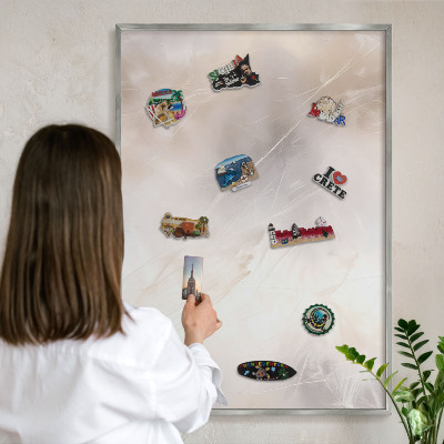 Decoratief metalen magneetbord in een zilveren lijst Zachte lichtheid