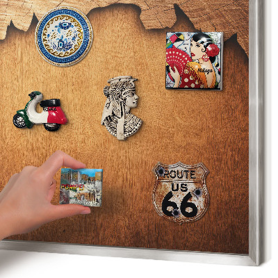 Decoratief metalen magneetbord in een zilveren lijst Houtstructuur
