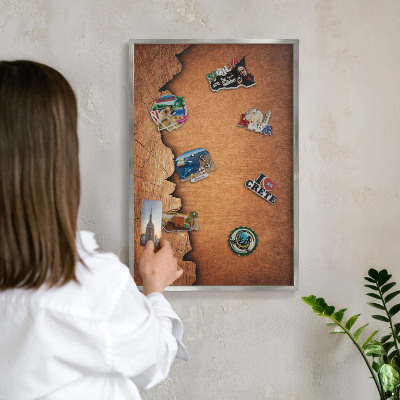 Decoratief metalen magneetbord in een zilveren lijst Houtstructuur