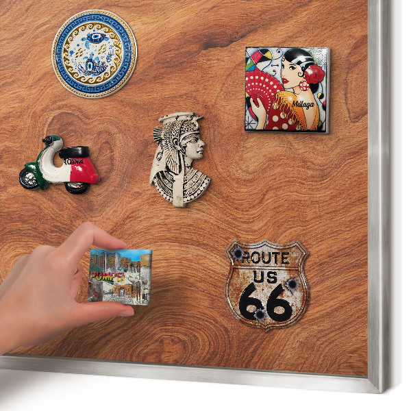 Magneetbord voor souvenir magneten met zilveren lijst Houtnerf