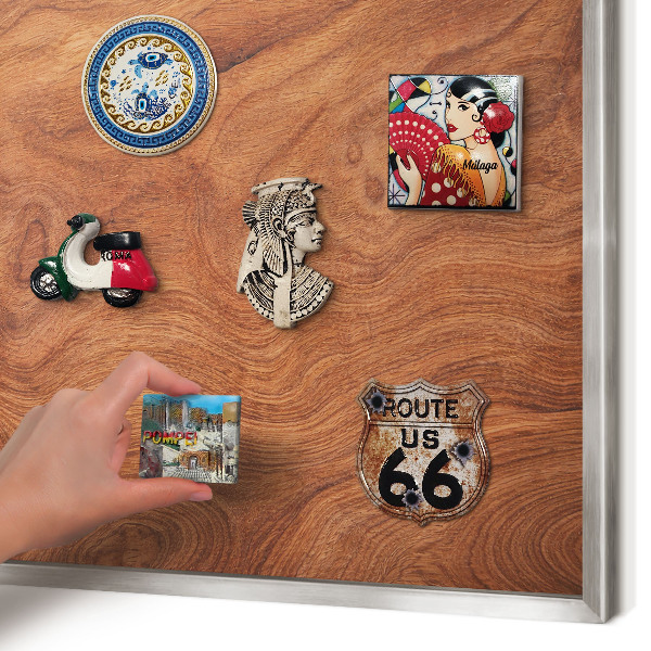 Magneetbord voor souvenir magneten met zilveren lijst Houtnerf
