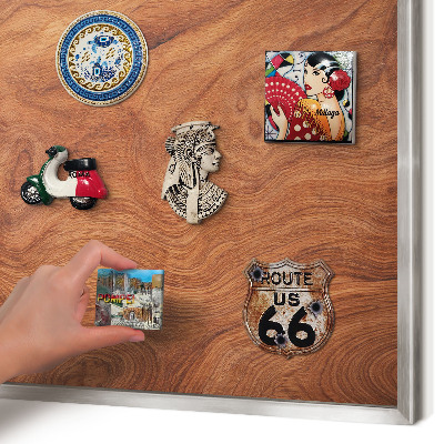 Magneetbord voor souvenir magneten met zilveren lijst Houtnerf