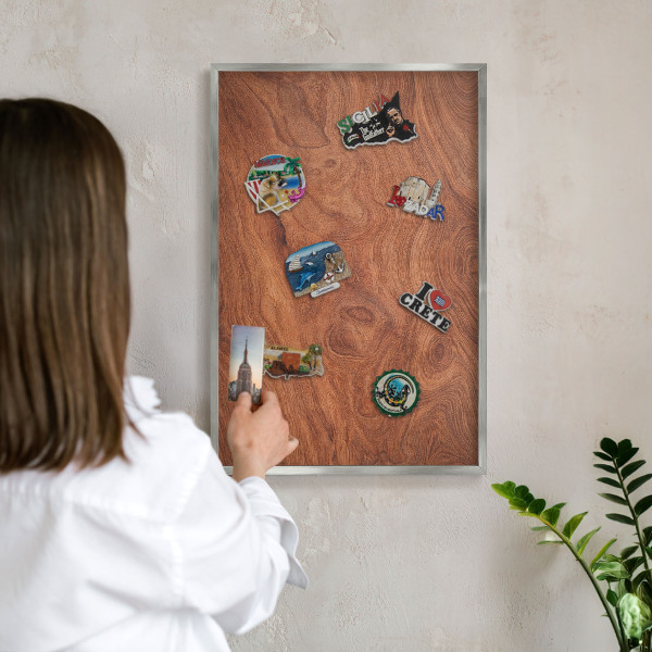 Magneetbord voor souvenir magneten met zilveren lijst Houtnerf