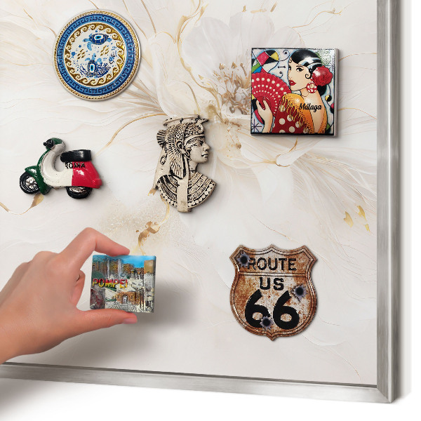 Decoratief metalen magneetbord in een zilveren lijst Bloemige elegantie