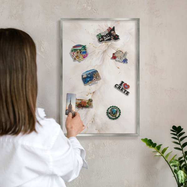 Decoratief metalen magneetbord in een zilveren lijst Bloemige elegantie